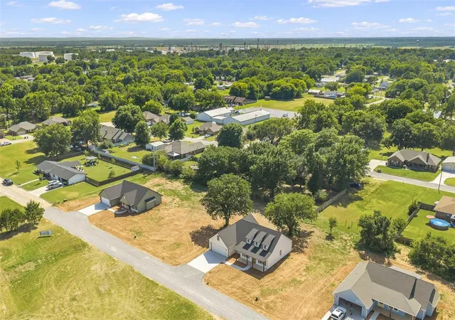 31st image of 114 Garrett Dr, Wynnewood, OK 73098 | MLS# 1222700