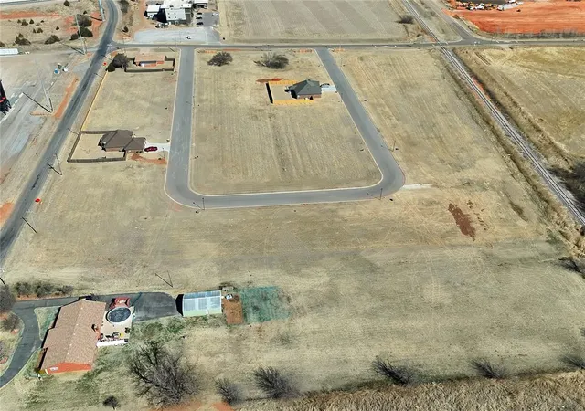 3rd image of 13 Flintlock Trl, Clinton, OK 73601 | MLS# 1222838