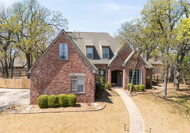 Homes for sale in Edmond, OK | 2300 Foxwood Cir, Edmond, OK 73034 | MLS# 1223087