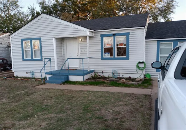 Homes for sale in Elk City, OK | 720 W D Ave, Elk City, OK 73644 | MLS# 1223206
