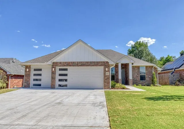 1st image of 412 Egret Ln, Norman, OK 73071 | MLS# 1223288