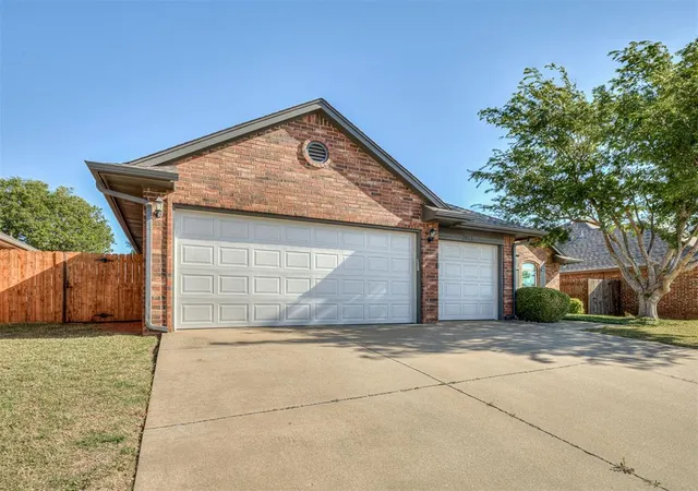 3rd image of 2805 Nw 166Th St, Edmond, OK 73012 | MLS# 1223296