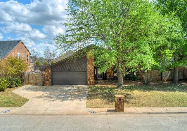 3rd image of 2012 Yellowstone Dr, Yukon, OK 73099 | MLS# 1223417