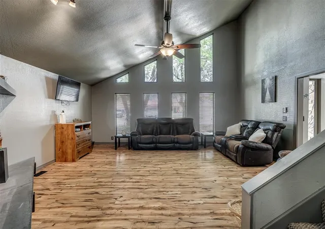 4th image of 2012 Yellowstone Dr, Yukon, OK 73099 | MLS# 1223417
