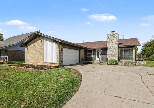 Homes for sale in Yukon, OK | 1001 Queensboro Pl, Yukon, OK 73099 | MLS# 1223678
