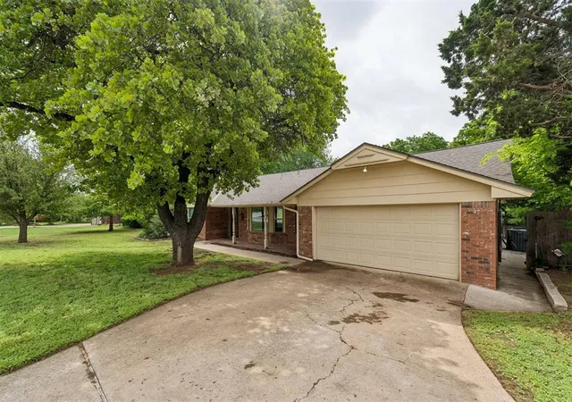 2nd image of 912 E 10th St, Edmond, OK 73034 | MLS# 1223771
