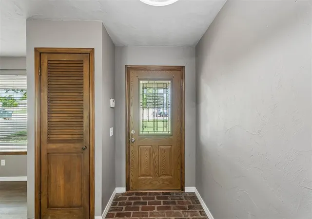 3rd image of 912 E 10Th St, Edmond, OK 73034 | MLS# 1223771
