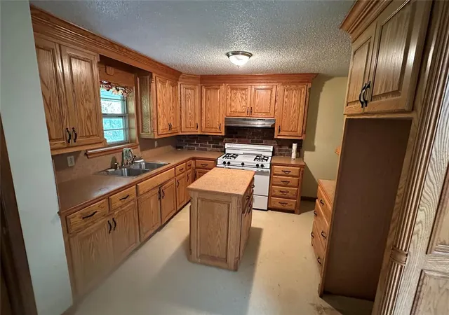 Homes for sale in Mc Loud, OK | 2 W Lakewood Dr, Mc Loud, OK 74851 | MLS# 1223796