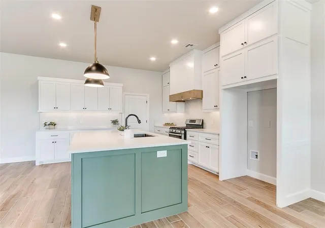 Photo 3 of Single family home for sale at 713 Summit Holw Dr, Norman, OK 73071 | MLS# 1223971 | Listing updated on 2026-08-12