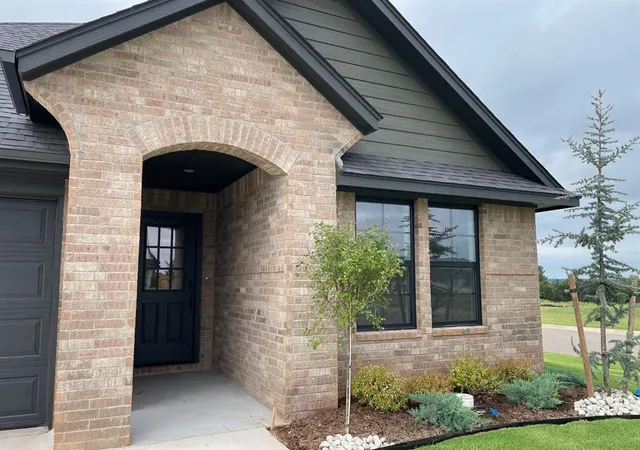 Photo 2 of Sale Pending at 4800 Desert Willow Ln, Edmond, OK 73034 | MLS# 1223985 | Listing updated on 2026-07-06