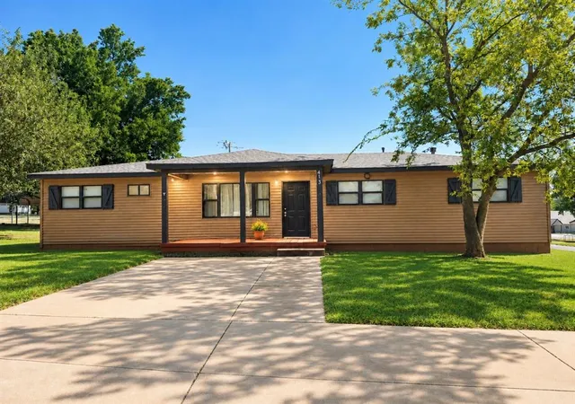 1st image of 413 W 2nd St, Wellston, OK 74881 | MLS# 1224078
