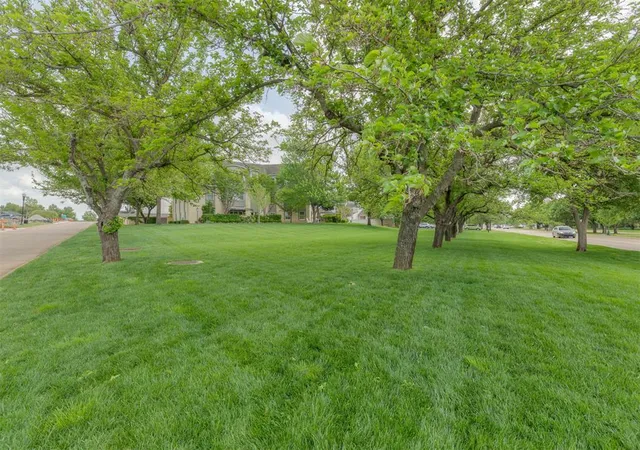 Homes for sale in Nichols Hills, OK | 1114 Sherwood Ln #B-2, Nichols Hills, OK 73116 | MLS# 1224179