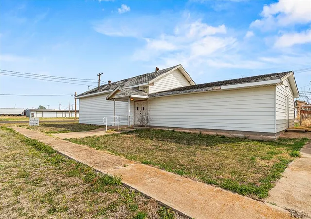 Photo 3 of Single family home for sale at 602 D St, Snyder, OK 73566 | MLS# 1224220 | Listing updated on 2026-09-23