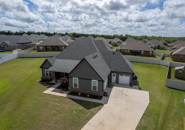 2nd image of 2704 Woodlawn Ct, Shawnee, OK 74804 | MLS# 1224393