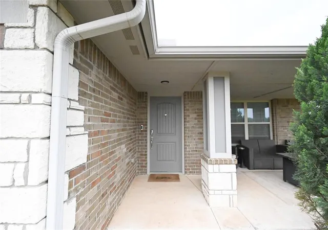 Photo 3 of Single family home for sale at 911 Sleepy Holw Blvd, Chickasha, OK 73018 | MLS# 1224540 | Listing updated on 2026-09-18