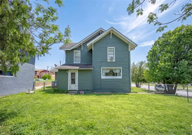 Homes for sale in Wynnewood, OK | 302 E Cherokee St, Wynnewood, OK 73098 | MLS# 1224567