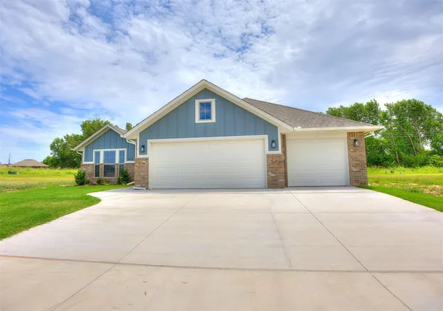 Photo 2 of Single family home for sale at 7608 Three Woods Ln, Yukon, OK 73099 | MLS# 1224668 | Listing updated on 2026-08-21