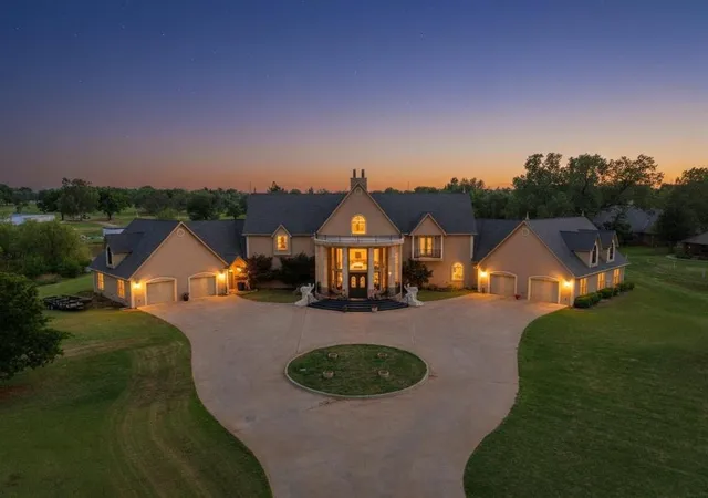 2nd image of 1801 W Carolina Ave, Chickasha, OK 73018 | MLS# 1224848