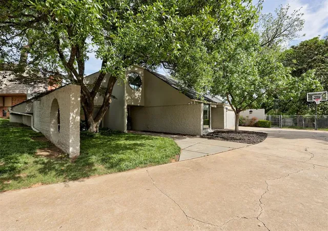 Photo 1 of Single family home for sale at 3 Rustic Hills St, Norman, OK 73072 | MLS# 1225525 | Listing updated on 2026-09-22