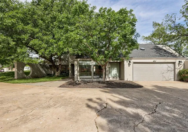 Photo 2 of Single family home for sale at 3 Rustic Hills St, Norman, OK 73072 | MLS# 1225525 | Listing updated on 2026-09-22