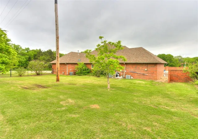 2nd image of 1005 W Jefferson St, Tecumseh, OK 74873 | MLS# 1225530