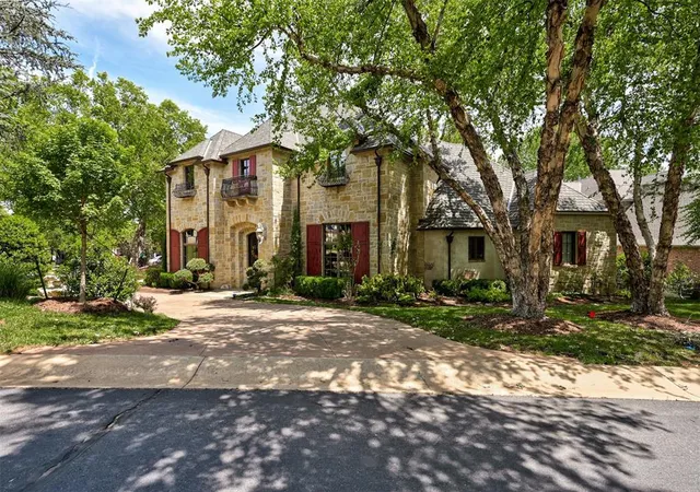 Photo 2 of Sale Pending at 816 Crystal Crk Pl, Edmond, OK 73034 | MLS# 1225673 | Listing updated on 2026-08-27