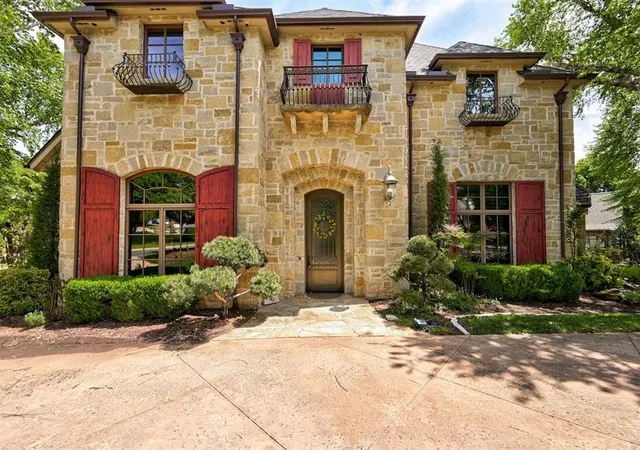 Photo 3 of Sale Pending at 816 Crystal Crk Pl, Edmond, OK 73034 | MLS# 1225673 | Listing updated on 2026-08-27