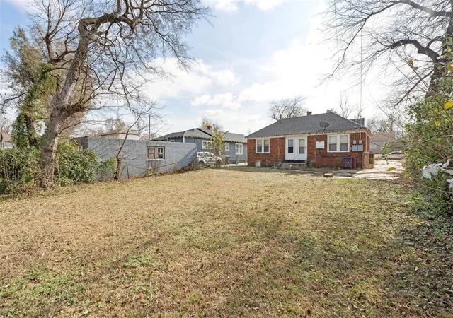 Listing Photo 2 - Condo for sale in building located at 1617 NE 15th St, Oklahoma City, OK 73117 - Unit #
