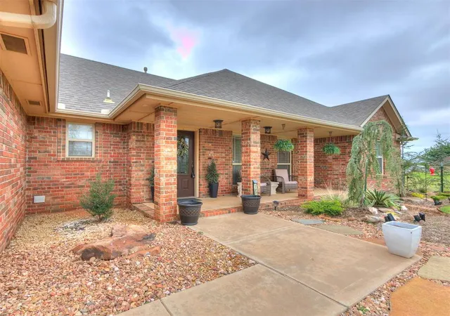 Homes for sale in Chickasha, OK | 722 County Road 1350, Chickasha, OK 73018 | MLS# 1225709