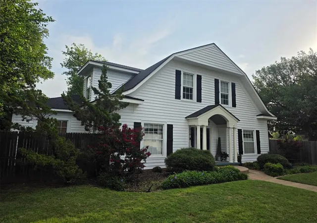 2nd image of 1016 W Kansas Ave, Chickasha, OK 73018 | MLS# 1225777