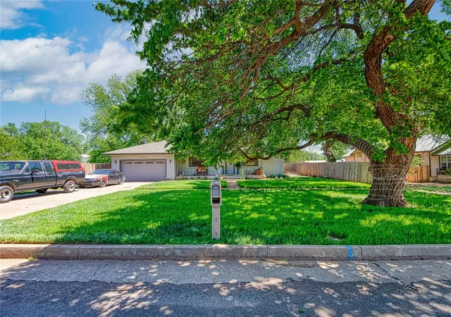 Homes for sale in Sayre, OK | 704 N Broadway St, Sayre, OK 73662 | MLS# 1225793