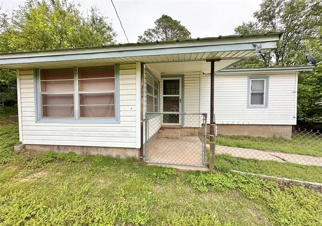 Photo 3 of Single family home for sale at 804 S Pottenger Ave, Shawnee, OK 74801 | MLS# 1226155 | Listing updated on 2026-04-26