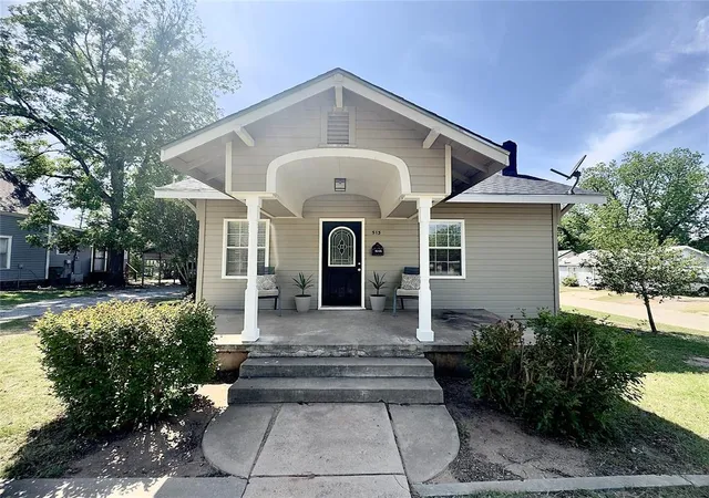 Homes for sale in Mangum, OK | 513 N Okla Ave, Mangum, OK 73554 | MLS# 1226207