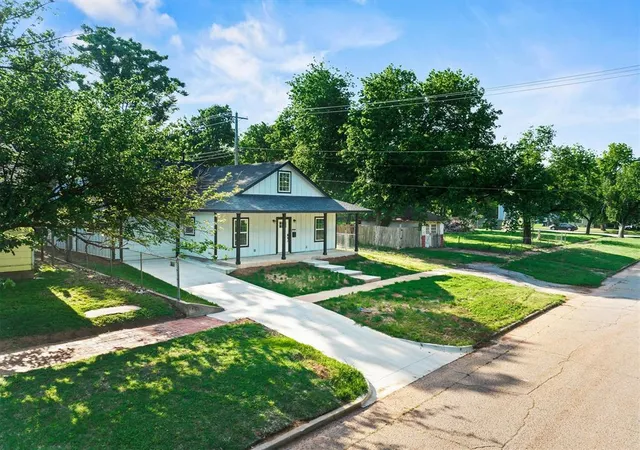 Homes for sale in Guthrie, OK | 310 S Elm St, Guthrie, OK 73044 | MLS# 1226415