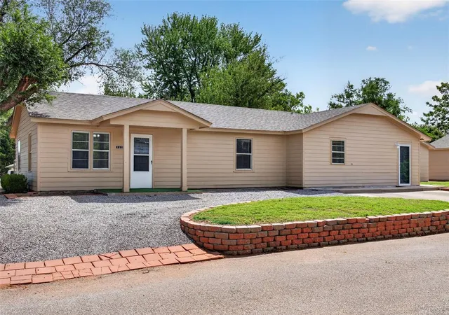 Homes for sale in Elk City, OK | 1222 W Broadway Ave, Elk City, OK 73644 | MLS# 1226544