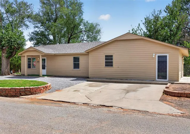 Homes for sale in Elk City, OK | 1222 W Broadway Ave, Elk City, OK 73644 | MLS# 1226544