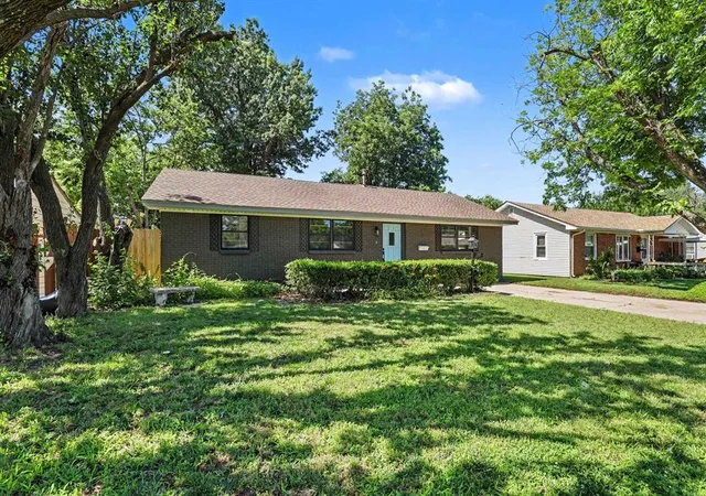 Homes for sale in Norman, OK | 210 E Vida Wy, Norman, OK 73069 | MLS# 1226602