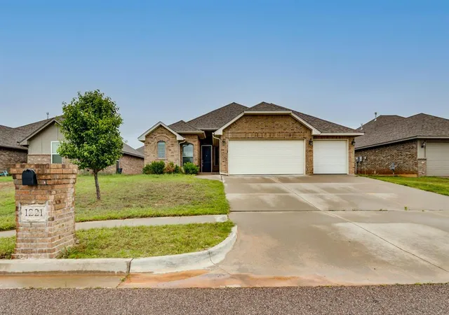 Homes for sale in Norman, OK | 1221 Pebble Pond Dr, Norman, OK 73071 | MLS# 1226781