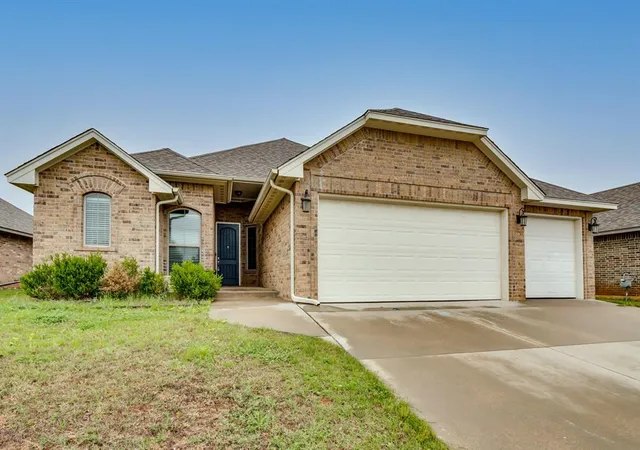Homes for sale in Norman, OK | 1221 Pebble Pond Dr, Norman, OK 73071 | MLS# 1226781