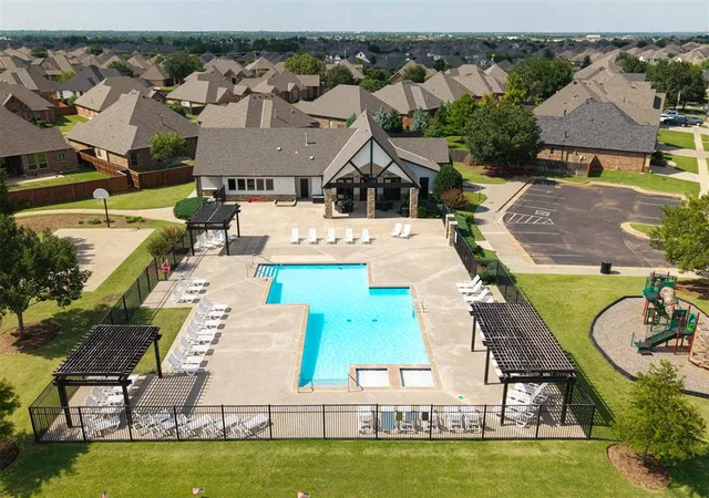 3rd image of 6101 Nw 153Rd St, Edmond, OK 73013 | MLS# 1226924