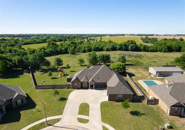 1st image of 516 Kings Ct, Tuttle, OK 73089 | MLS# 1226934