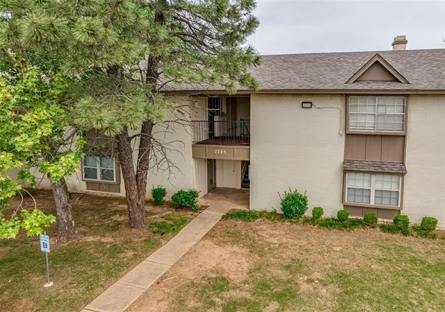 image of 1725 E Lindsey St #2, Norman, OK 73071 | MLS# 1226976