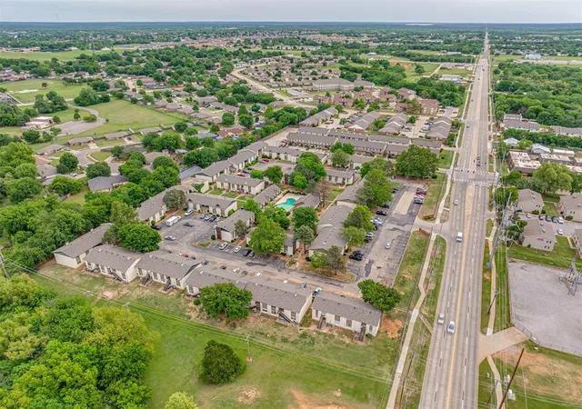 image of 1725 E Lindsey St, Norman, OK 73071