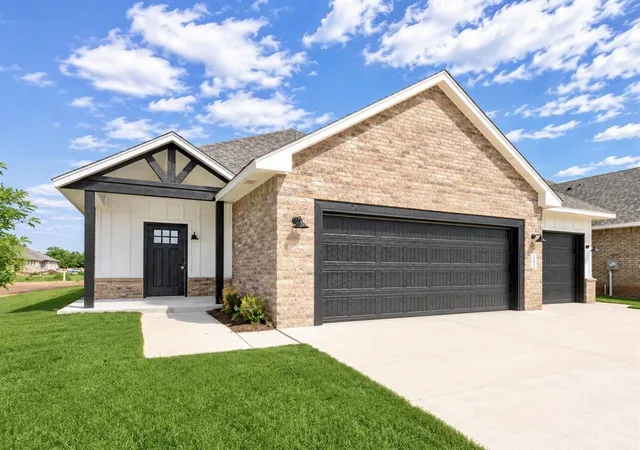 Single family home for sale at 10621 SW 18th Street, Yukon, OK 73099 | MLS# 1227096