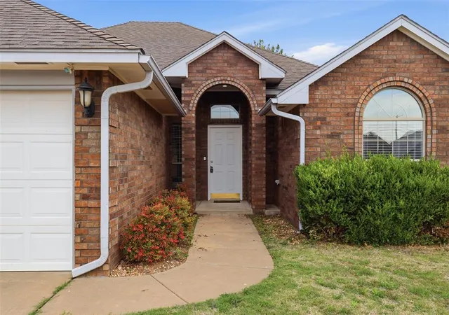 Homes for sale in Moore, OK | 1717 Sw 33rd St, Moore, OK 73160 | MLS# 1227268