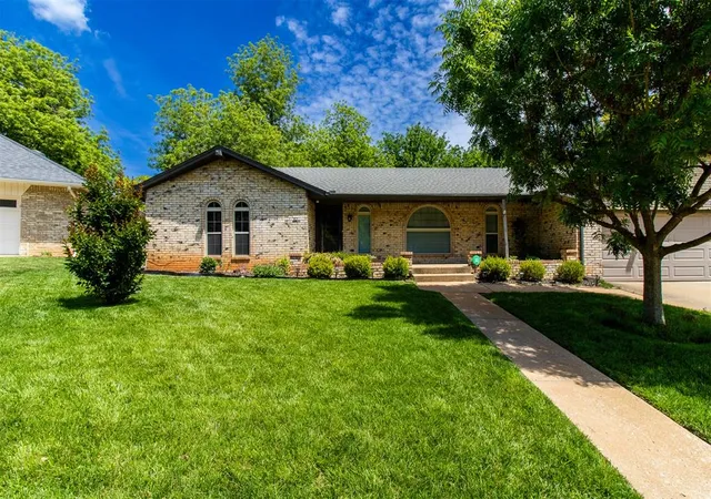 Photo 1 of Single family home for sale at 904 East Dr, Edmond, OK 73034 | MLS# 1227505 | Listing updated on 2026-08-31