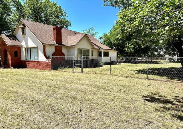 Homes for sale in Sayre, OK | 1411 N Us Route 66/ N 4Th St, Sayre, OK 73662 | MLS# 1227554