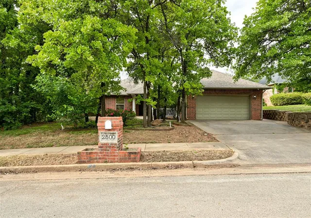 Homes for sale in Edmond, OK | 2500 Ashebury Wy, Edmond, OK 73034 | MLS# 1227560
