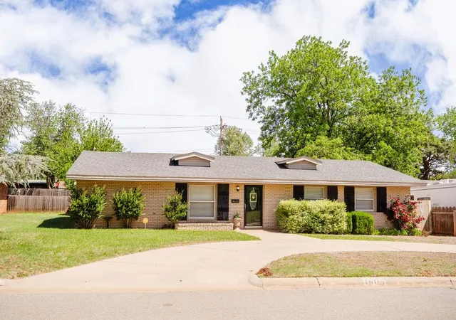 Homes for sale in Elk City, OK | 1605 W C Ave, Elk City, OK 73644 | MLS# 1227575
