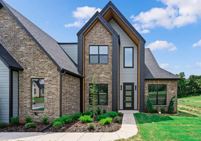 Photo 2 of Single family home for sale at 8132 Amber Ridge Dr, Edmond, OK 73034 | MLS# 1227771 | Listing updated on 2026-09-17